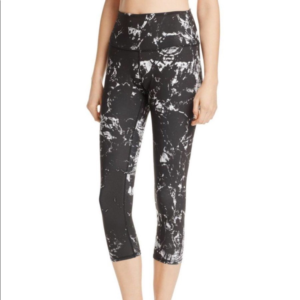 Black Alo Marble Capris, size medium